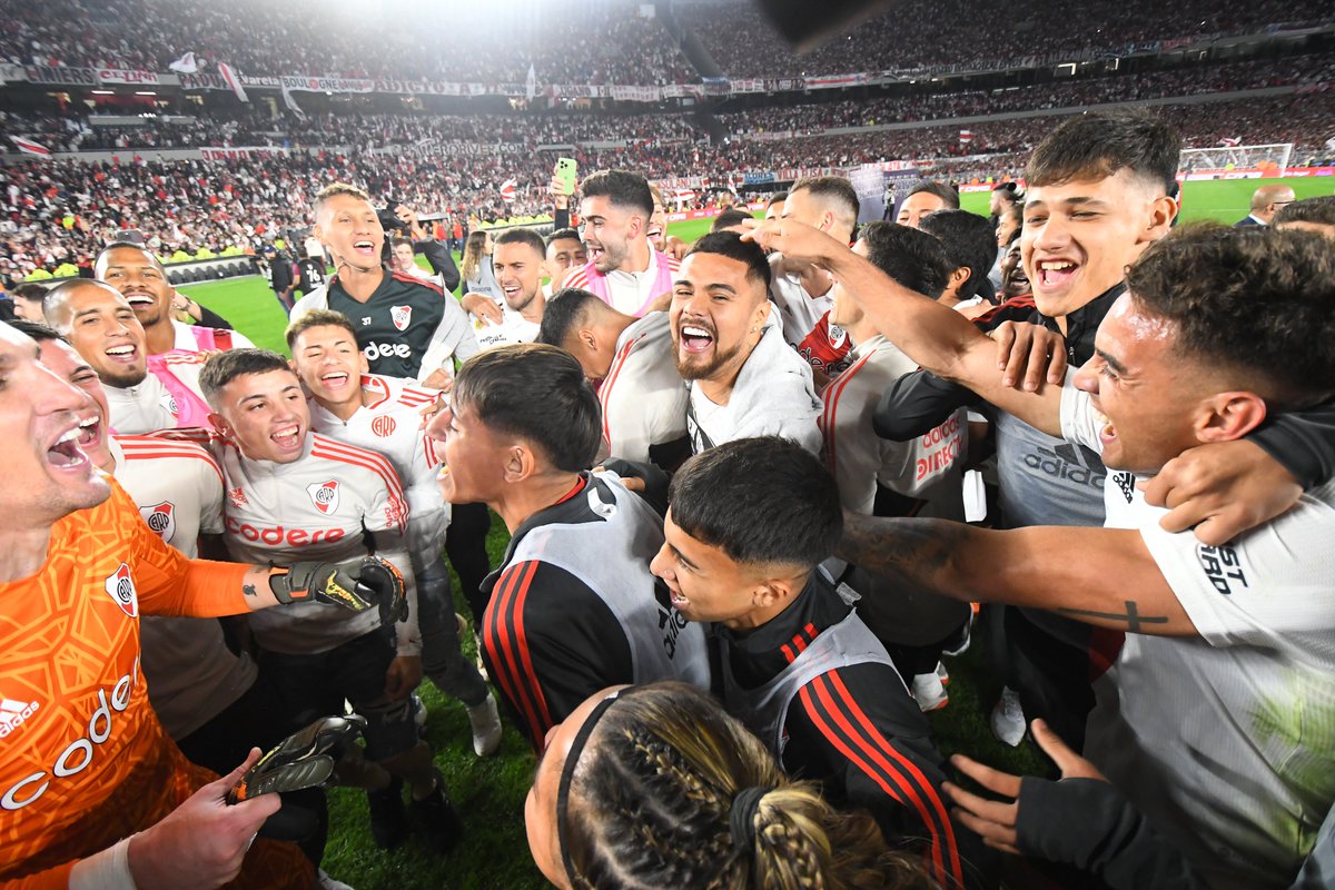 RiverPlate's tweet photo. ESTO ES RIVER  🤍❤️🤍