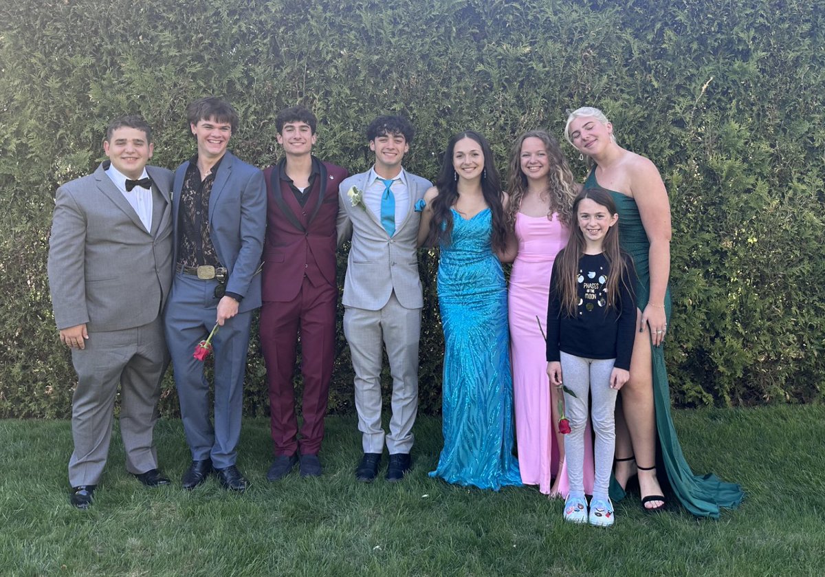 SeekonkHS's tweet photo. #SeekonkHS Prom 2023 #slayedprom https://t.co/Dr8fzvw4iM
