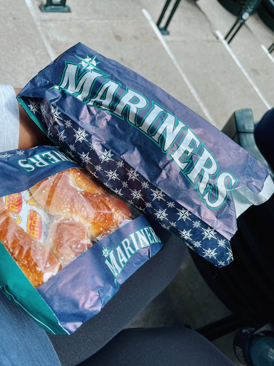 helloerikita's tweet photo. Let me root, root, root for the home team. ⚾️ 🎵 https://t.co/K9vmTihfQv