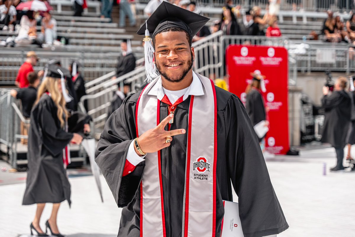 OhioStateFB's tweet photo. college graduate ✔️ 
    
congrats to all the buckeyes who graduated today🌰
     
#GoBucks https://t.co/ASGsjO0i8v
