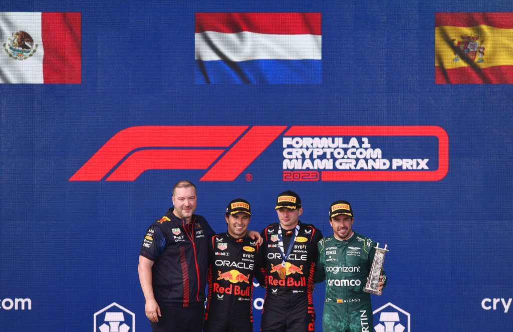 SChecoPerez's tweet photo. Lo dimos todo hoy, una gran arrancada y empujamos todo el tiempo. El graining nos afectó en el primer stint. Tenemos que analizar lo que pasó, pero es un gran resultado para el equipo.
¡Feliz de llegar a 30 podios! 
¡¡Bien ganado por @Max33Verstappen #SP11 #MiamiGP https://t.co/ydWTGrsaK9
