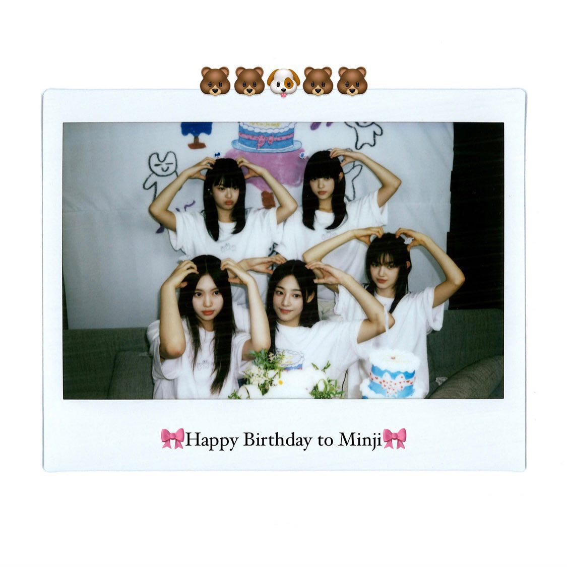 MINYJl's tweet photo. ㅤ
#HAPPY_MINJI_DAY 
Beberapa potret dari perayaan pesta ulang tahunku yang di ambil dengan kamera polaroid 🥳
ㅤ https://t.co/ip1uGj6lK1