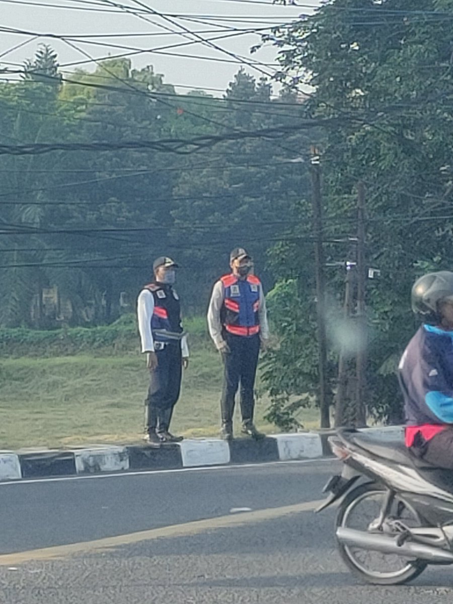 <a href="/e100ss/">Radio Suara Surabaya</a> 
Ternyata fungsi Yellow Box Junction itu ini yaa...
Hehe
Padahal ada anggota Dishub tapi tidak bereaksi...
Lokasi perempatan Merr-Stikom