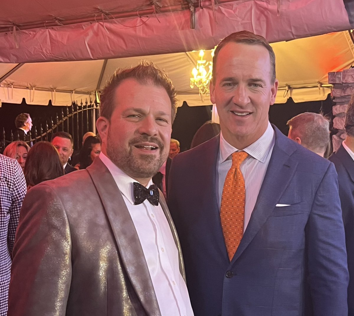bourbonblog's tweet photo. Peyton Manning talks with us about #SweetensCove Bourbon at #KYDerby149 #BarnstableBrown , this interview coming soon on BourbonBlog #kentucky #Football #broncos #colts #nfl #kentuckyderby #bourbon #bourbonblog #tomfischer #bourbonexpert https://t.co/OrGjXYlnmj