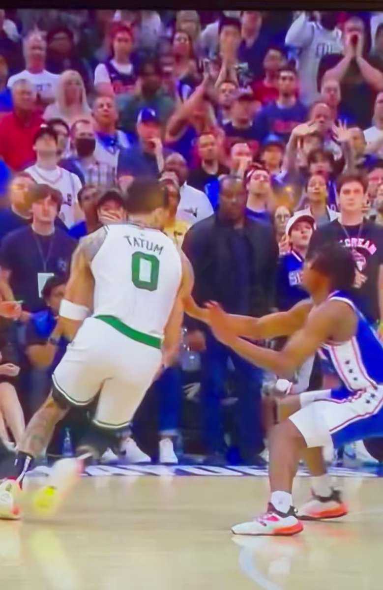 WrldNewsInPics's tweet image. HOW IN THE #ACTUAL HELL IS THAT NOT A #PUSHOFF ON TATUM?!?! IN WHAT WORLD?!?!?? Because he plays in green and white and hes number 0.... worldnewsinpictures.com/tatum Harden Tatum Sixers Celtics