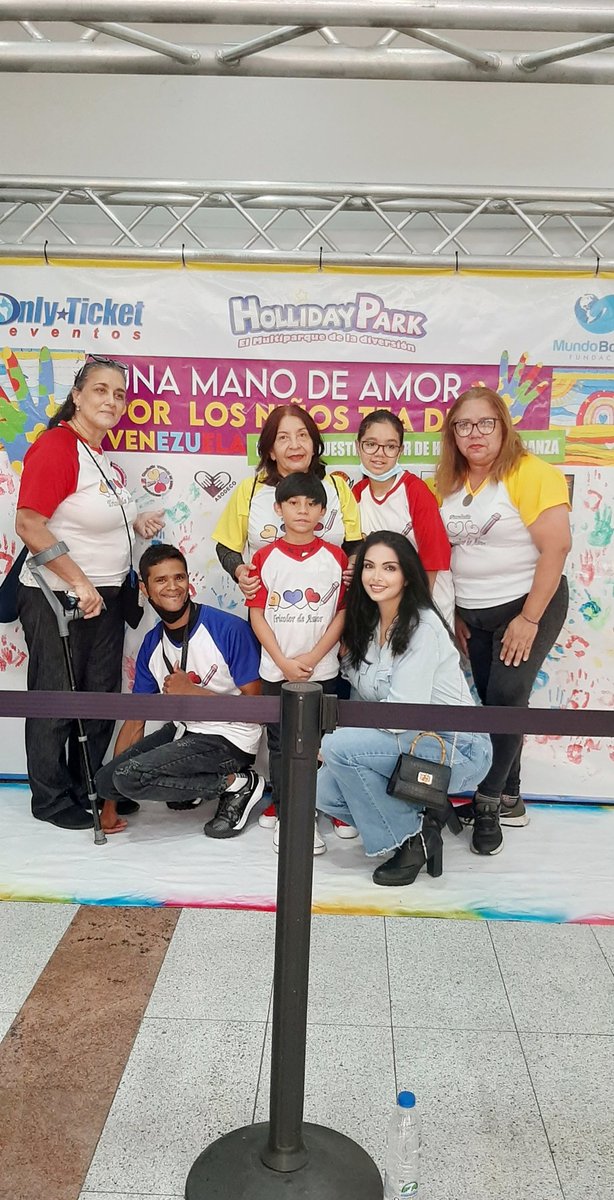 luisacristtina's tweet photo. Abrazamos los valores de inclusión, respeto e integridad por la dignidad humana, así es #Venezuela 💛💙❤ @fundasperven @SOVENIA @MundoBondad @BuenaVoluntadVE @Autismoenvozalt @ASODECO https://t.co/A7JMgt0E7c