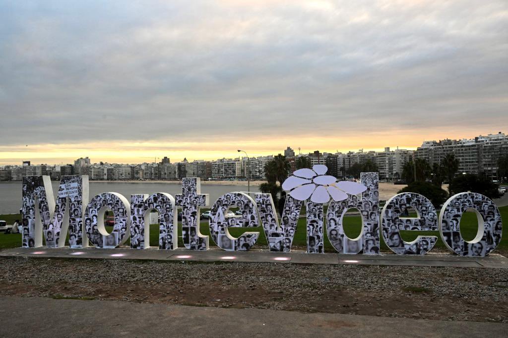 img_delsilencio's tweet photo. Intervención a partir de la fotografía tomada en la Marcha del Silencio de 2022 

Rambla República del Perú (Kibón)

Este 20 de Mayo decí Presente!
Todos somos familiares
#MarchadelSilencio2023 https://t.co/aiuTWcTZ3i
