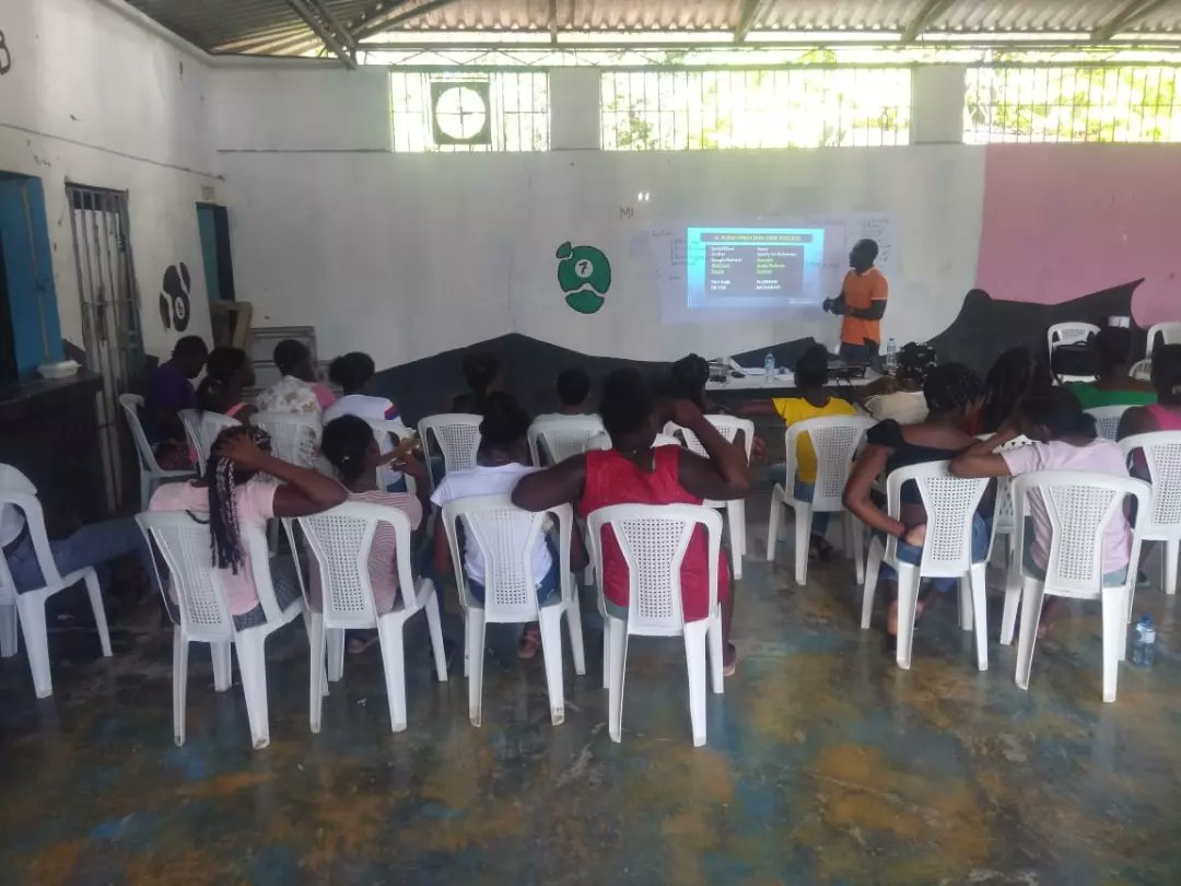 polopodcast1's tweet photo. 2da Sección del Taller “COMO CREAR UN PODCAST” Al Club de Chicas No al Matrimonio Infantil y Uniones Tempranas (MUIT) del Batey Mata Mamon, impartido por Jairo Polo CEO & Fundador de Polo Podcast.
Auspiciado por MUDHA @mudhalegal
#PoloPodcast
#Mudha https://t.co/9gOqqGDBLK