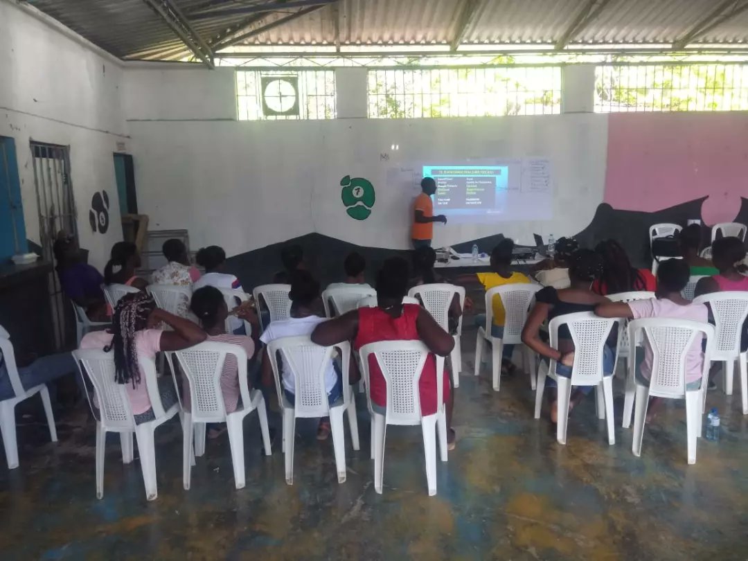 polopodcast1's tweet photo. 2da Sección del Taller “COMO CREAR UN PODCAST” Al Club de Chicas No al Matrimonio Infantil y Uniones Tempranas (MUIT) del Batey Mata Mamon, impartido por Jairo Polo CEO & Fundador de Polo Podcast.
Auspiciado por MUDHA @mudhalegal
#PoloPodcast
#Mudha https://t.co/9gOqqGDBLK