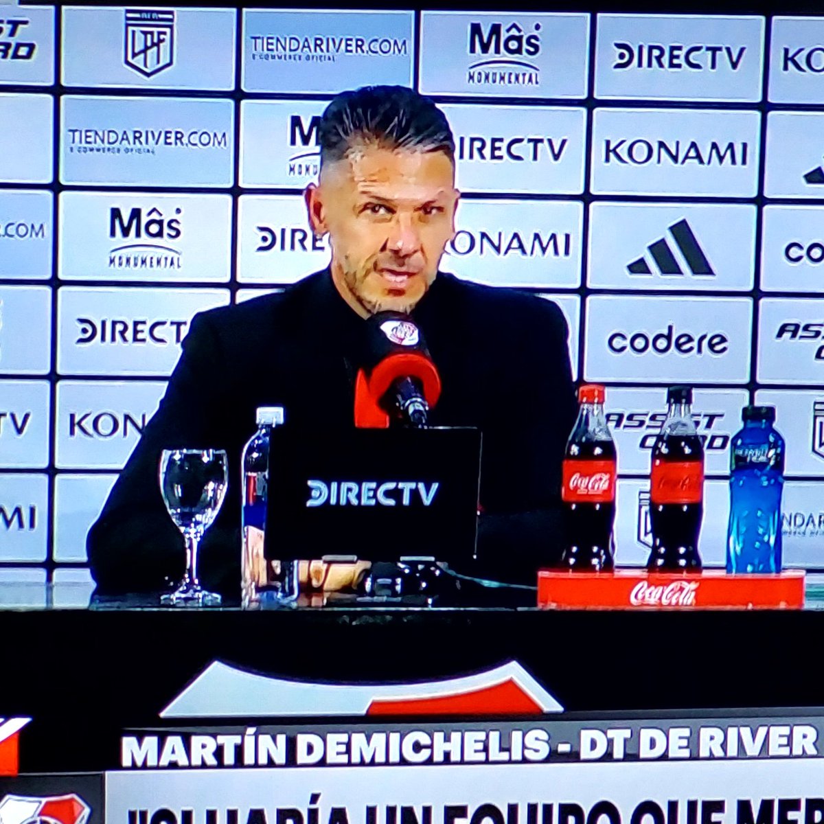 Marcelo101971's tweet photo. Dice el DT de River que está emocionado y que se lo dedica a su mujer porque "Se bancó venir a vivir a la Argentina".
Pero mostro, si salió de un programa de cumbia. ¿Ahora resulta que se sacrifica viviendo en este país que le mató el hambre? https://t.co/8Omif5Yd55
