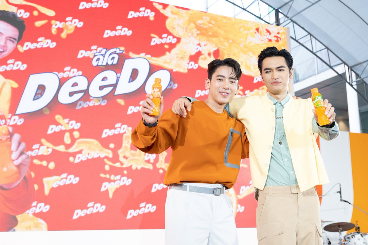 whollynews's tweet photo. “ดีโด้” น้ำผลไม้พร้อมดื่มอันดับ 1 ในไทยสร้างปรากฎการณ์ใหม่ดึง “โจอี้ ภูวศิษฐ์” “เบิ้ล ปทุมราช” ฟีเจอริ่งข้ามค่าย นั่งแท่นพรีเซนเตอร์เป็นครั้งแรก!!

See more 🔗 - https://t.co/jwVjSfshJl

#DeeDo #สดช่วนมื่นๆสดชื่นม่วนๆ #ดีโด้อัพลุคใหม่สดชื่นสะใจม่วนๆ 
#โจอี้ภูวศิษฐ์ #เบิ้ลปทุมราช https://t.co/QxoSvWSZqL