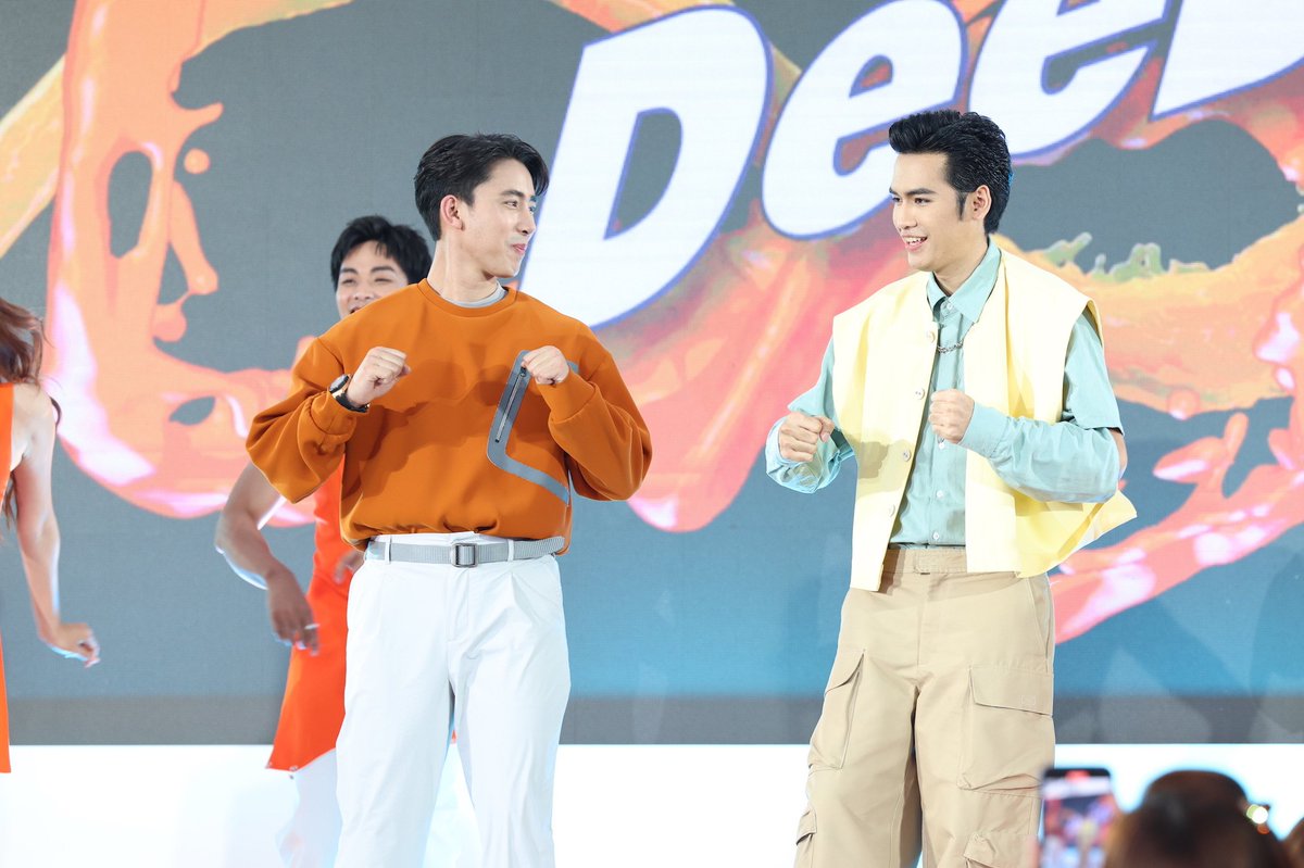 whollynews's tweet photo. “ดีโด้” น้ำผลไม้พร้อมดื่มอันดับ 1 ในไทยสร้างปรากฎการณ์ใหม่ดึง “โจอี้ ภูวศิษฐ์” “เบิ้ล ปทุมราช” ฟีเจอริ่งข้ามค่าย นั่งแท่นพรีเซนเตอร์เป็นครั้งแรก!!

See more 🔗 - https://t.co/jwVjSfshJl

#DeeDo #สดช่วนมื่นๆสดชื่นม่วนๆ #ดีโด้อัพลุคใหม่สดชื่นสะใจม่วนๆ 
#โจอี้ภูวศิษฐ์ #เบิ้ลปทุมราช https://t.co/QxoSvWSZqL