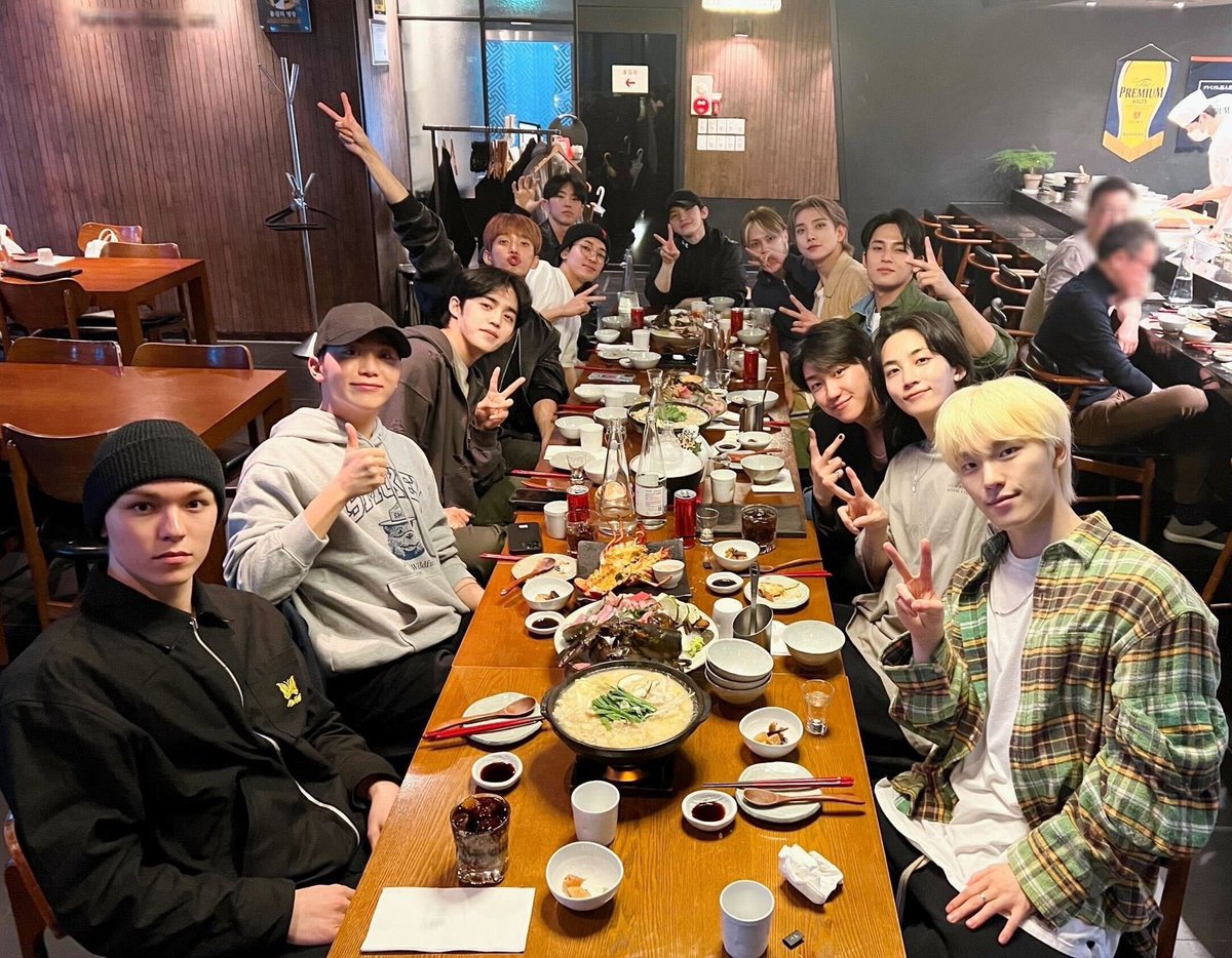 starfess's tweet photo. -base sampe posisi duduknya juga mirip cuy 😭🤙🏻 seventeen x the prediksi  https://t.co/Jk0OvkFmgb