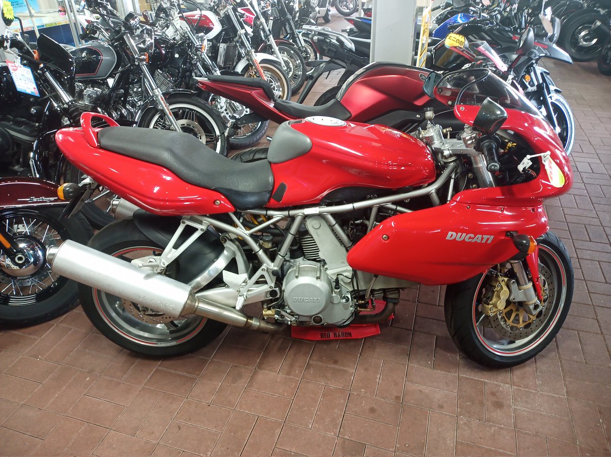 VUducati_kzn's tweet photo. 購入予定のバイクがお店に届いたので見に行って来ました
バイク乗りの友達と一��に
購入決めました
車種は…
ドゥカティSS800の2003年モデルです!!
やっと憧れのドカティストになります😊
もう嬉しくて嬉しくて
あとは免許をちゃんと取得して7月納車を楽しみにします✨
#ドゥカティ #SS800 https://t.co/JQmV7DMtob