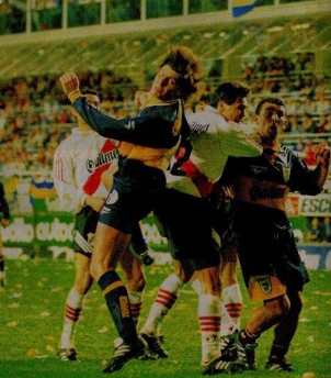TopJrs's tweet photo. ⚽#Herrera lo hizo: 1ra vez en la historia q se rompe un empate #superclásico con un penal en descuentos

📌Sí hubo 3 part definidos en desc q eran empate, pero ning de penal: perdimos 2 y ganamos 1

❌El famoso 4-5 del Nacional 1972 en #Huracán, con gol de #Morete

/1 https://t.co/BtrpS9nNkk