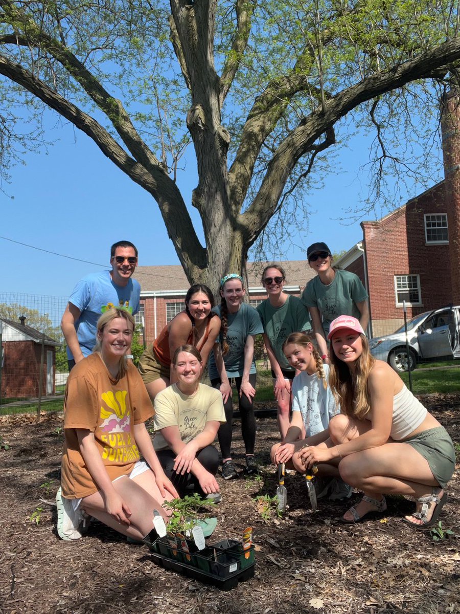 SAUGreenlife's tweet photo. We had a great team of Green Lifers and friends from @SAUSustain  this hot afternoon prepping our gardens for another great growing season! Thanks all who had fun in the sun; stay tuned for more gardens updates this summer!! https://t.co/3ixri2LCzJ