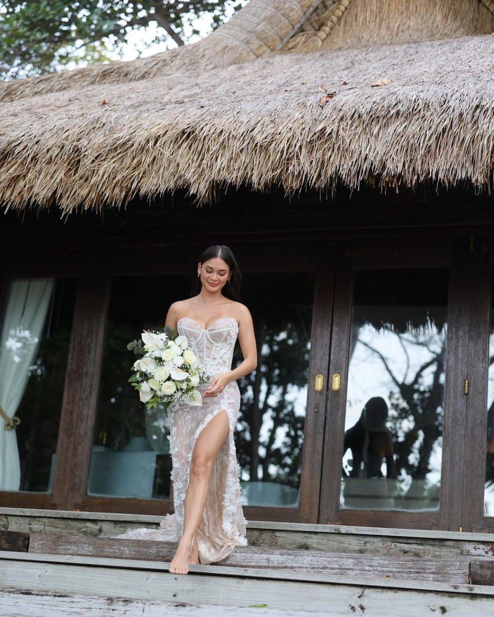 BEAUTIFUL GOWN FOR A BEAUTIFUL QUEEN ❤️

LOOK: Filipino fashion designer Bessie Besana shares photos of Pia Wurtzbach wearing the wedding gown he designed for her. | 📷: Besana/Instagram