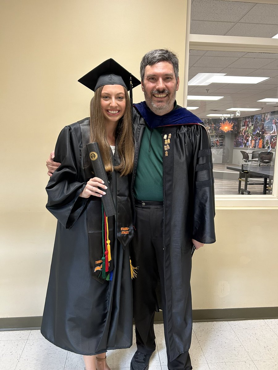 Making a special post on twitter for the professor that guided me through college since the beginning. He believed in me and pushed me to finish in 3 years. His hard work on and off campus does not go unnoticed in my eyes💌 Thank you Pearson, I’m forever grateful for you.