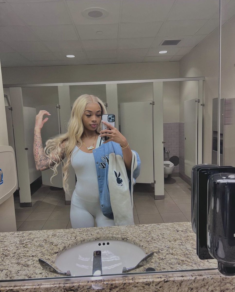 pretty girl chronicles 🩵 .
