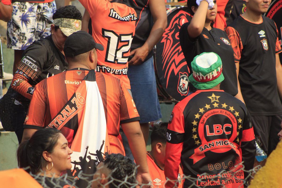 LABANDA_CAPITAL's tweet photo. ¡LA HINCHADA MÁS POPULAR!
📸🦅⚫️🟠
#LHMP
#LaBandaDeLaCapital https://t.co/sElVUE0HvM