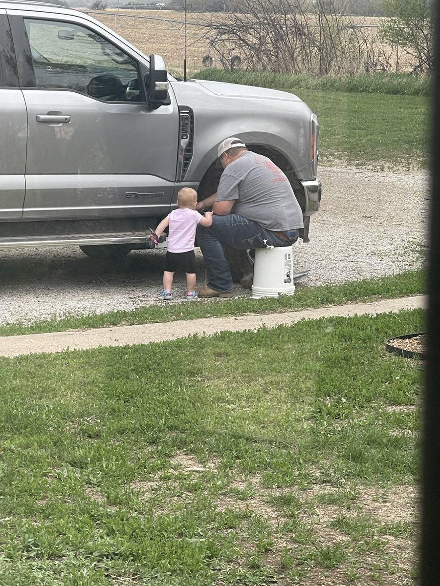 vrtisk22's tweet photo. Monitoring dads work..or bossing him around 😆 https://t.co/PKyUkr3Tpj