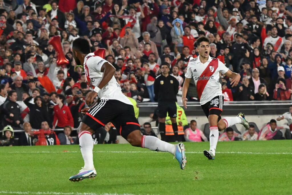 RevoDepo's tweet photo. El Superclásico es para El Millonario!
River Plate derrotó 1-0 a Boca en El Monumental con gol de Miguel Borja de tiro penal y se quedó con el Derby del fútbol Argentino en la fecha 15 ⚽🇦🇷

#revoluciondeportiva #riverplate #river #futbol #futbolargentino #periodismodeportivo… https://t.co/E7Gte0JZUq