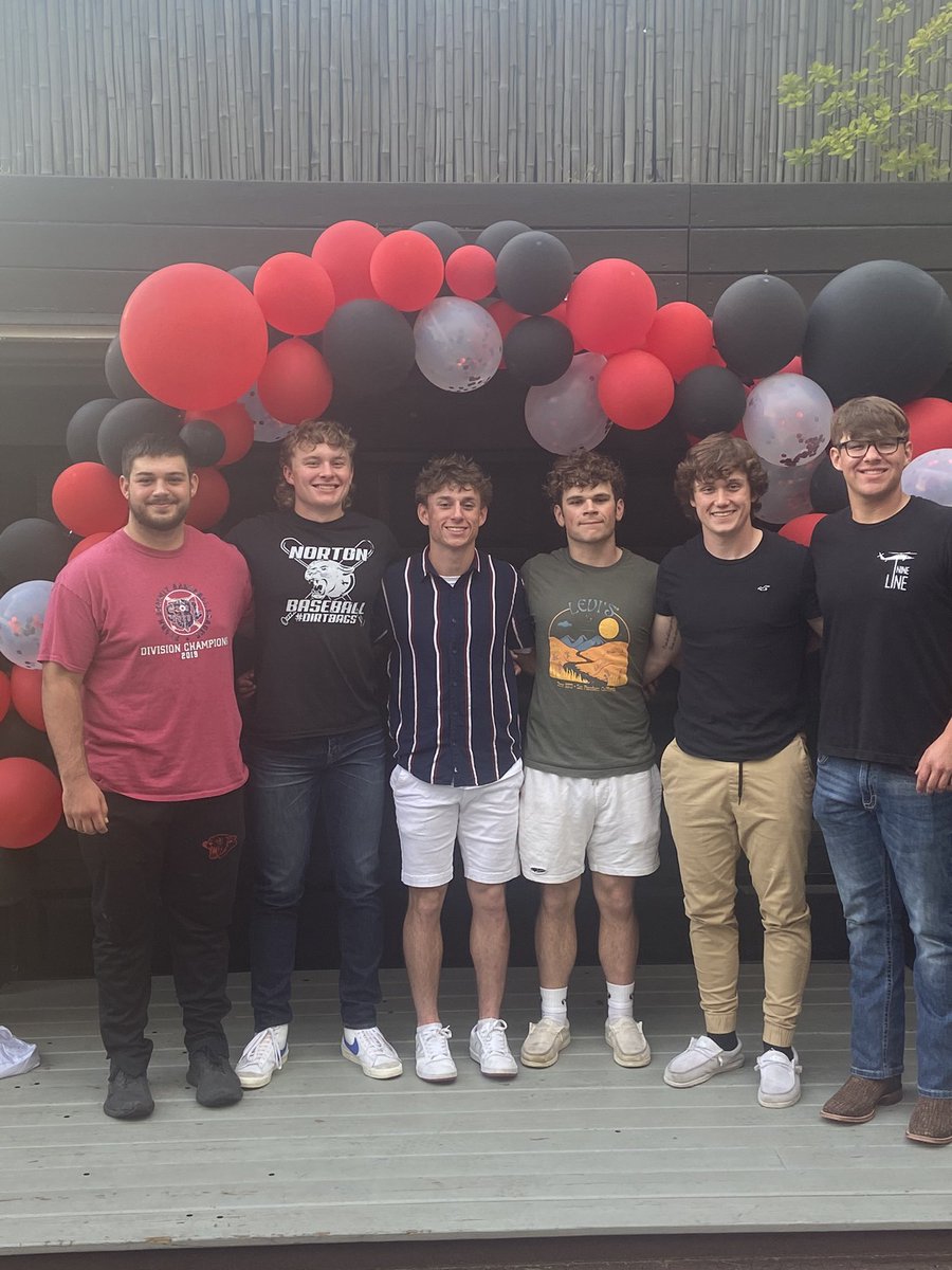 NortonBaseball_'s tweet photo. Thank you to all the parents that helped with Senior Dinner tonight! 

Special shout out to the Metz Family for hosting!

Great way to honor these 6 seniors and get together with the whole program tonight as we start our last week of the regular season! https://t.co/47C5KCtePp
