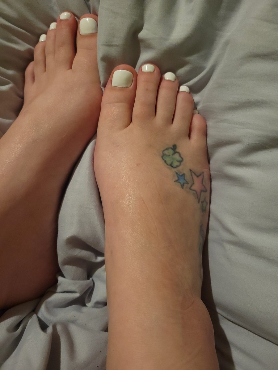 MagzWebz's tweet photo. @lya_rocha @MaryRuthWeber2  my new nails and I just went with white toenails 💅 https://t.co/NVDNKtragW
