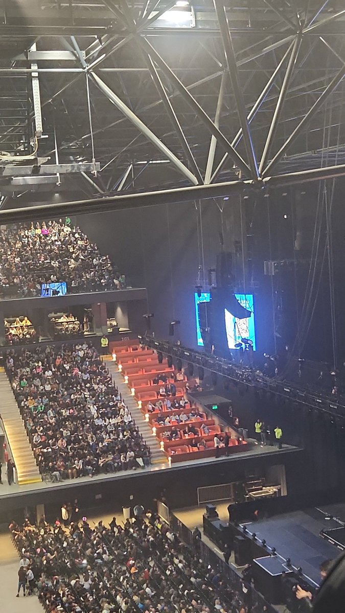 SanPatri3's tweet photo. Donde estan que no se sientan. 1.20hs esperando a @aliciakeys https://t.co/wECWXfVs3I