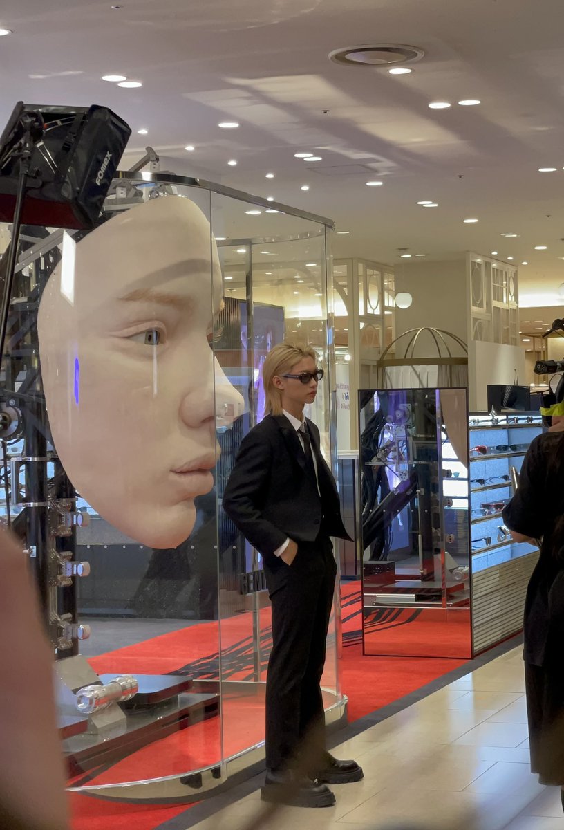 i need this shot of felix with the giant robot face in an instagram post ASAP

FELIX SHINES IN OSAKA
#GENTLEMONSTERxFELIX