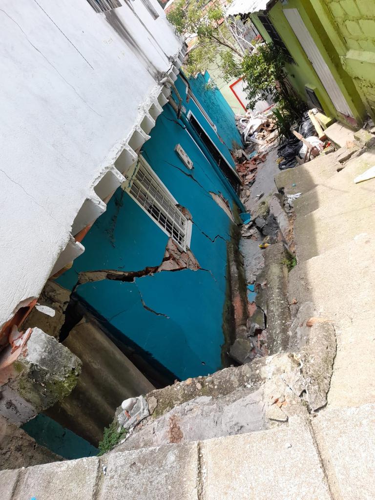 aparra1808's tweet photo. Hoy estuvimos en el asentamiento humano #CamiloTorres dónde se presenta una emergencia,  muchas casas en riesgo de colapso. la gente no tiene para donde irse.
@Sintragar_Olla  estuvo en el lugar haciendo una labor de acompañamiento.
Solicitamos a @UNGRD @devargas87 @GloriaFlorezSI @JCardenasRey que ayuden a esta comunidad.
