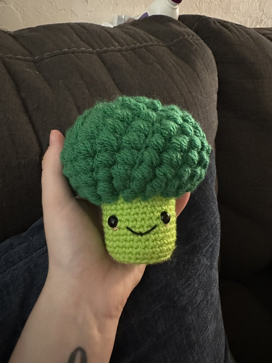 NicoleP0719's tweet photo. My progress so far on a farmers market bag filled with fruits and veggies!! #crochet #Amigurumi #fruits #veggies https://t.co/MYX5ubIB6x