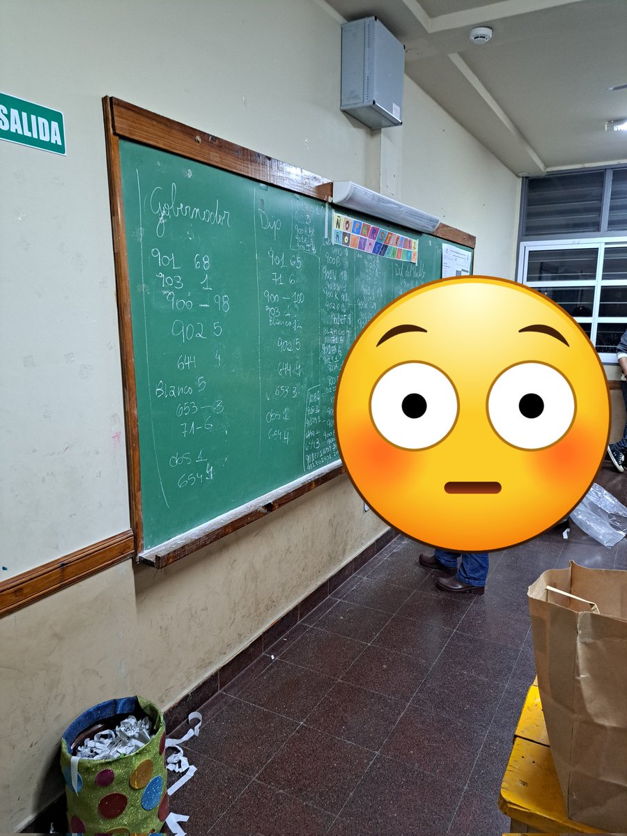 Así cuentan los votos en una mesa de la Esc 43. 
Sres. del Trib. Elec de Mnes: además de decirles a las autorid. de mesa, que ellos son la "autoridad", "los que mandan"; debieran enseñarles lo q dice la ley elec y los proced p/ hacer el escrutinio, respetando la voluntad popular.