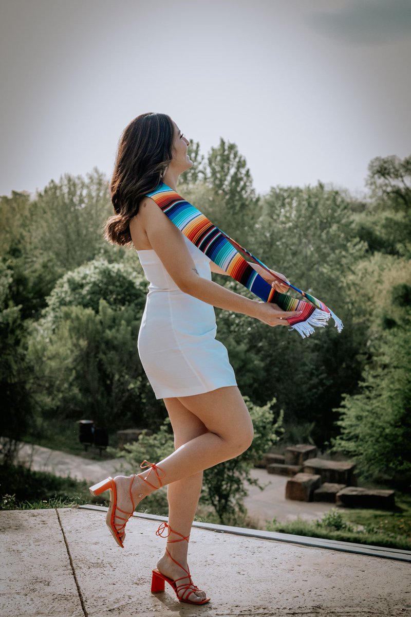 shxkxra's tweet photo. More grad pics :p  #utsa23 https://t.co/YrAiKfupTY