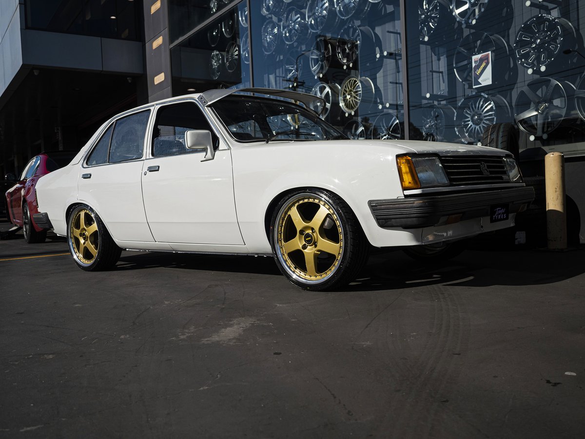 Simmons_Wheels's tweet photo. 84' Holden Gemini π€π€π€
Simmons FR-1
Colour: Gold Mirror Lip
18 x 7.0 ET35
π¨π» Shop https://t.co/ubcITkElRx
#holden #holdengemini #holdenaustralia #oldschoolcars #vintagecars #carsdaily #white #goldwheels #carfitment #automotive #wheelsaustralia #wheels #tempetyres https://t.co/5vGHbjBPtj
