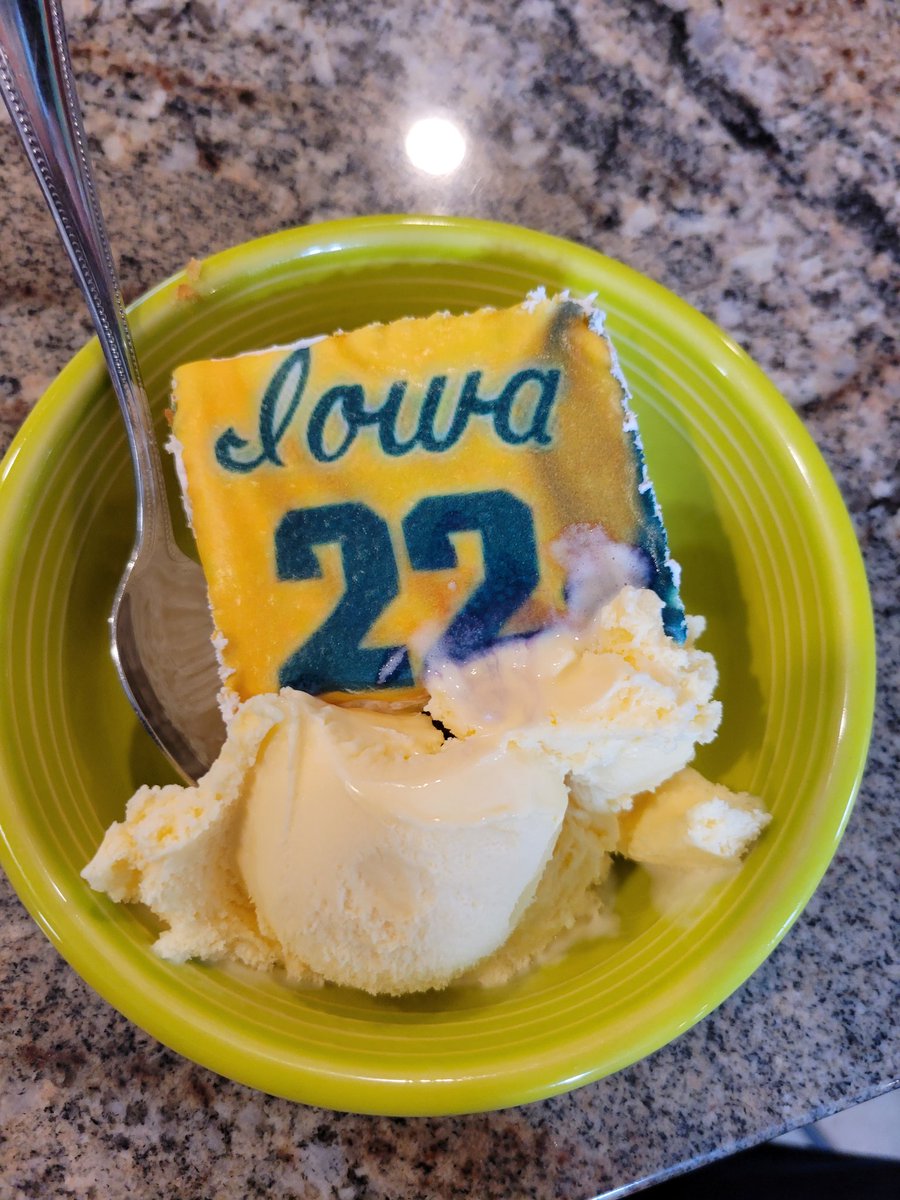 AdamGreggIA's tweet photo. Celebrating spring birthdays with friends and "Cake-lin Clark" from @HyVee! 😂

@CaitlinClark22 @IowaWBB 
@LeanneVStreek @lvanderstreek @CariGregg https://t.co/dOVWpabTpz