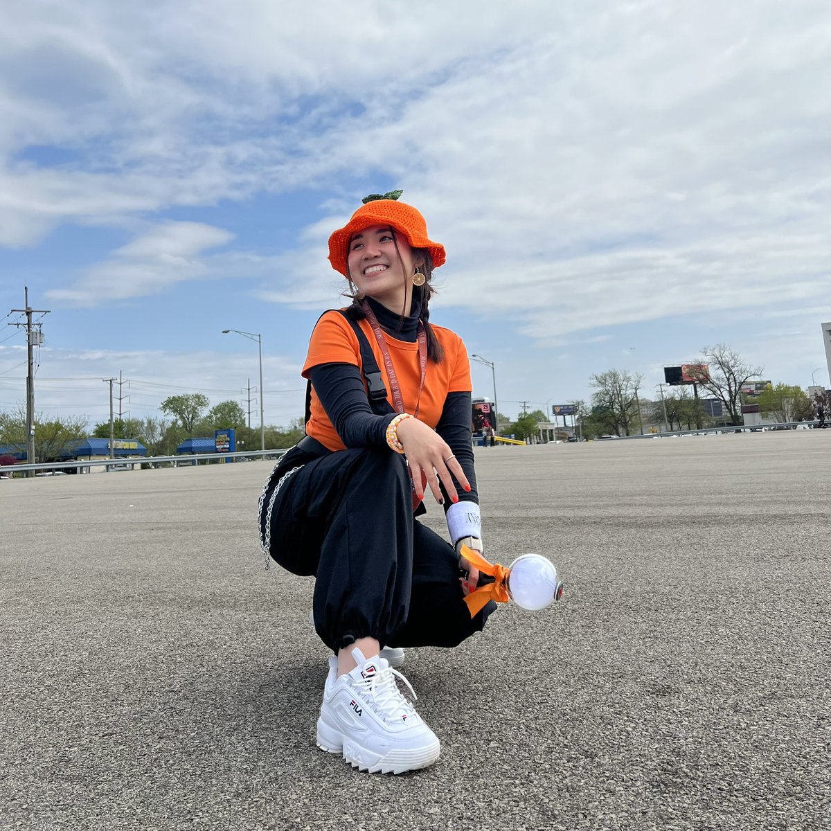 serotaeninn's tweet photo. concert fits 🍊🖤 #AgustD_SUGA_Tour https://t.co/pf6mFJvriv