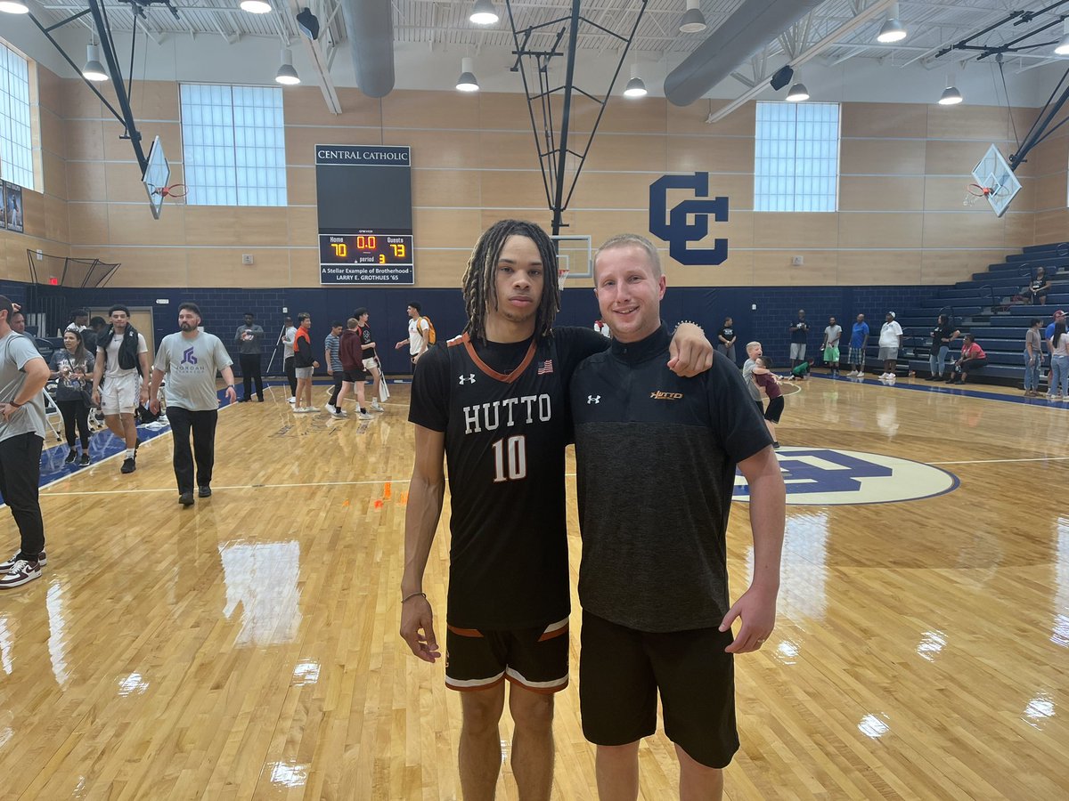 CoachTatro585's tweet photo. All Region 2 Team ✅
All Cen-Tex ✅
12-6A Defensive MVP ✅
1,000 Points ✅
Congratulations Dylon on one hell of a high school career!  @HuttoHippoHoops @dy1on3k https://t.co/4rkilxmBup