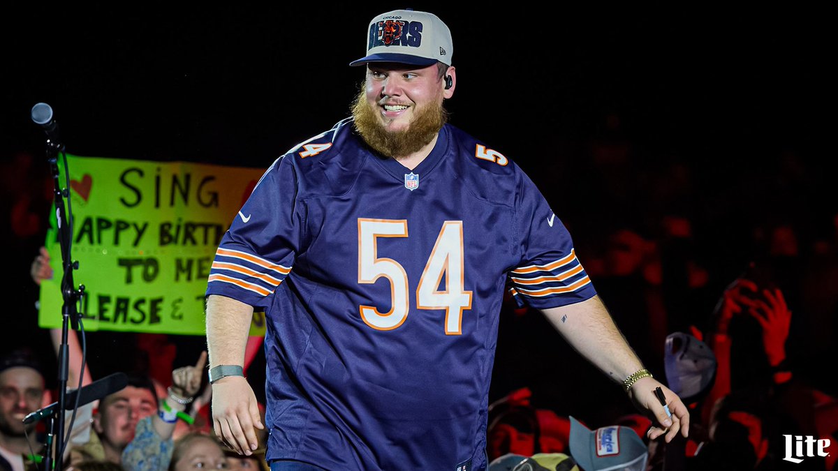 ChicagoBears's tweet photo. Better Together 🤩 https://t.co/1cbIl0lQei