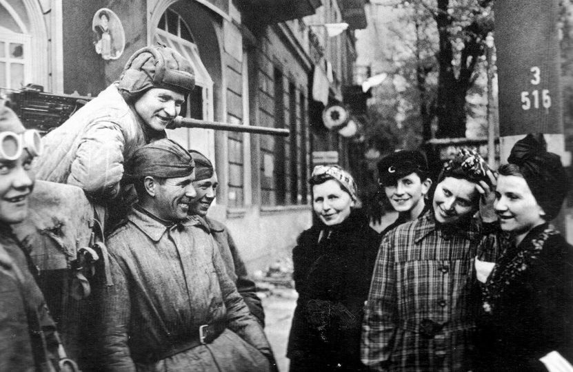 миллионы немецких женщин пришли записываться в очередь на изнасилования
