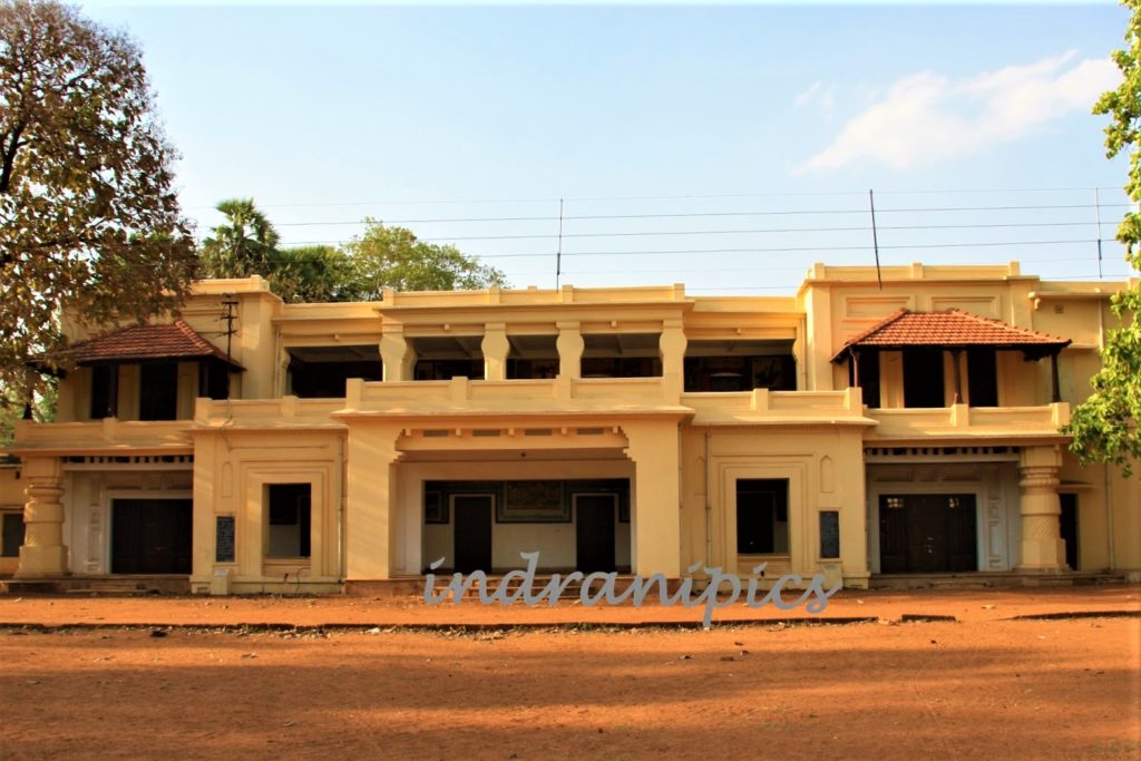 IndraniTweeets's tweet photo. Santiniketan: Unveiling of Tagore’s Creative Abode. The Architecture and Design of #Shantiniketan: A Unique Blend of Tradition and Modernity
https://t.co/EWCgRT6Umy
#TagoreJayanti #travelblog @TourismBengal https://t.co/oLPNyH5Sqk