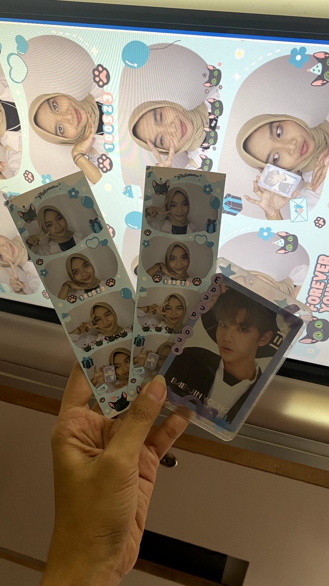 chamzeeya's tweet photo. edisi jinyoung day walaupun masih tanggal 7 (pas foto). pls semua orang harus foto pake frame ini karena lucu bangettt!!<3 @photomaticsid @baejinbekasi https://t.co/JJoki8WsVd