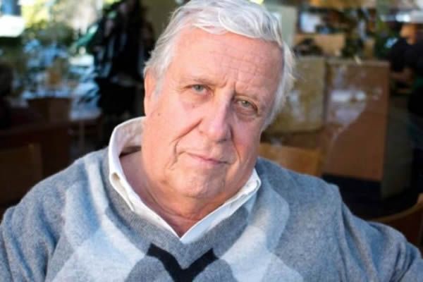 El emblemático periodista, locutor de radio y presentador de televisión Patricio Bañados, rostro principal de la histórica campaña del "No" en el plebiscito que terminó con la dictadura cívico-militar (1973-1990), falleció este domingo. #Falleciminient

petorcaonline.cl/2023/05/07/mur…