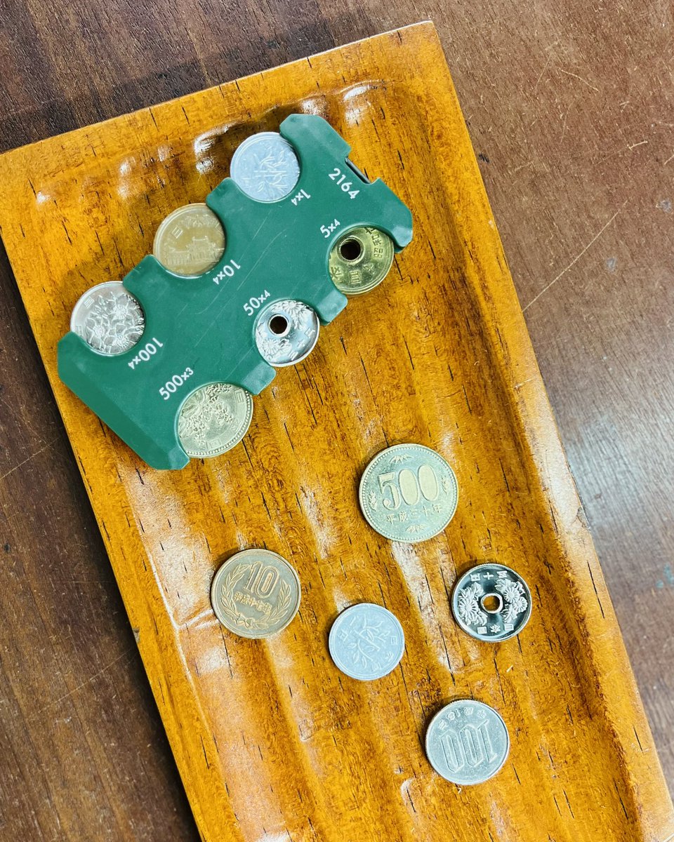 MONOKOKORO1's tweet photo. 【コインホルダー STREAM】は、スリムで軽い携帯用のコインホルダーです。

コインを種類別に収納でき、片手で簡単に取り出せるので支払いがスムーズに。

コインは最大¥2,164分収納が可能。
財布の中が小銭でパンパン！な方もこのコインホルダーを使えばお財布がスリムに！

¥1,000 https://t.co/KSTtBW0MZt
