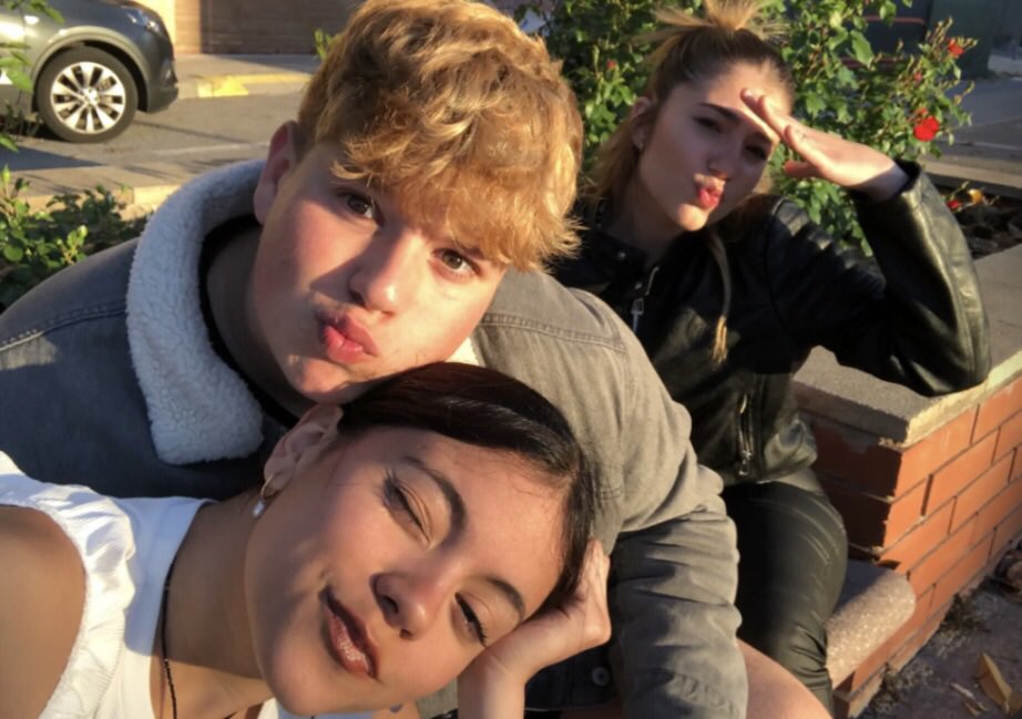 _emmmmiiii_'s tweet photo. Ellos no se dan cuenta pero cada vez que nos juntamos sanan algo que ellos no rompieron❤️‍🩹 https://t.co/idQWfSoNhY
