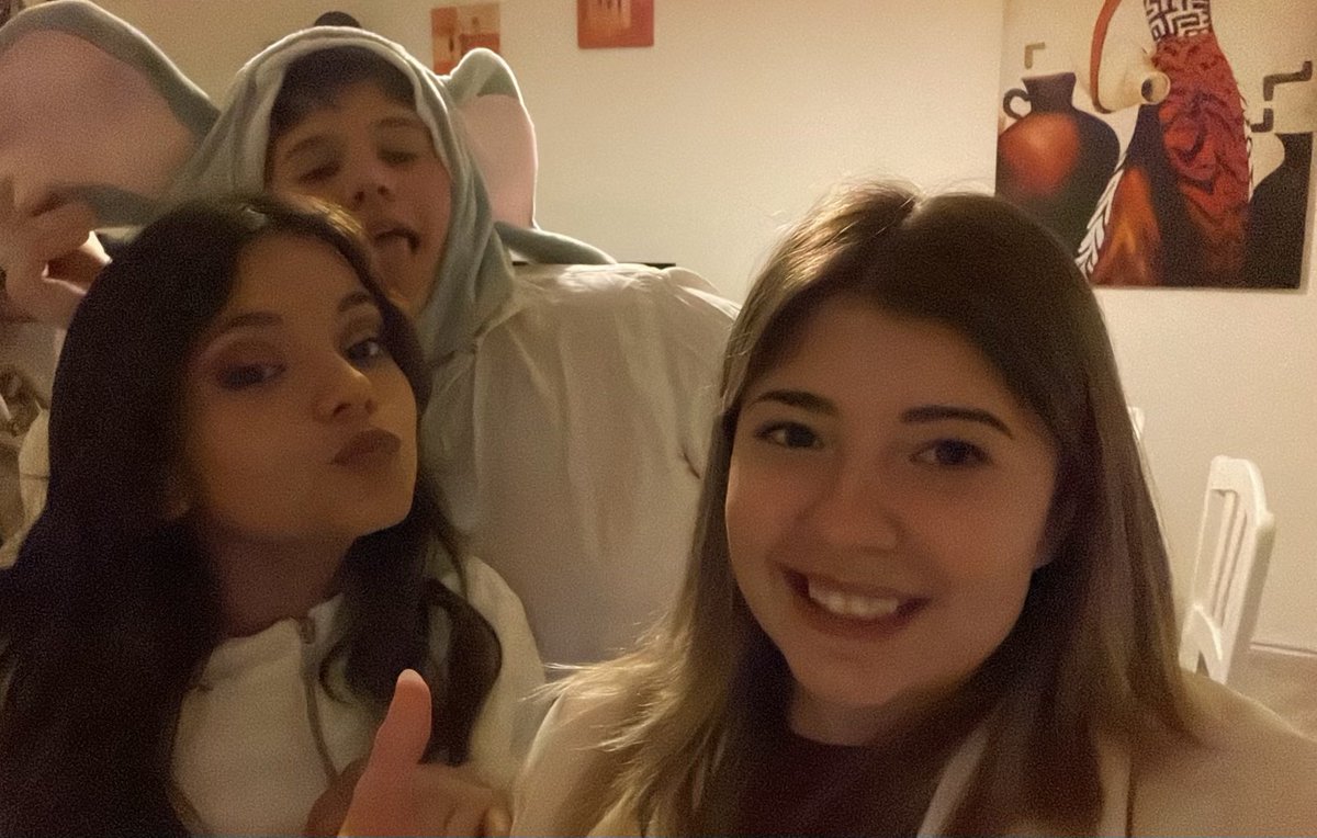 _emmmmiiii_'s tweet photo. Ellos no se dan cuenta pero cada vez que nos juntamos sanan algo que ellos no rompieron❤️‍🩹 https://t.co/idQWfSoNhY