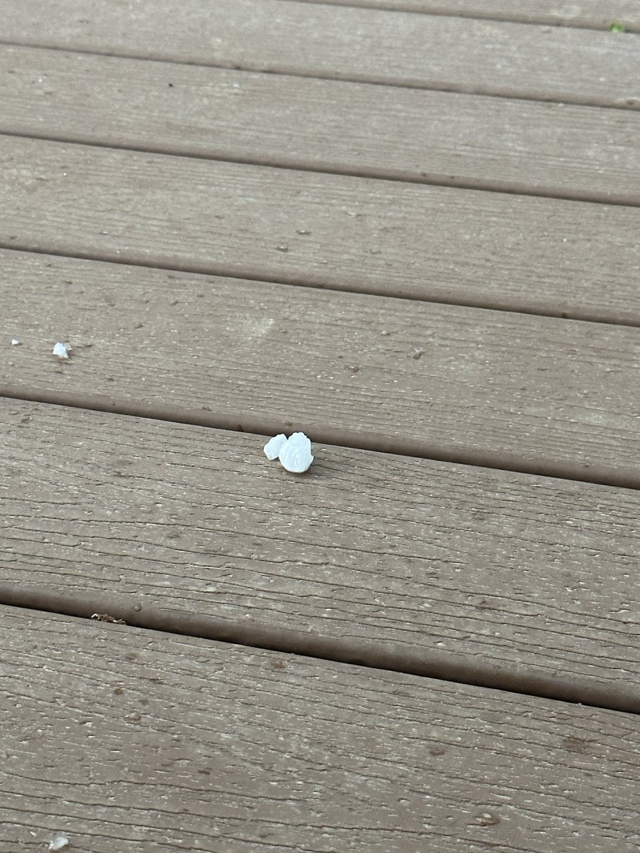nichole_lyons's tweet photo. @NWSOmaha thank goodness we are getting some rain with this hail NW of Lincoln about a mile from Pawnee Lake. https://t.co/oYXvHhhaCh