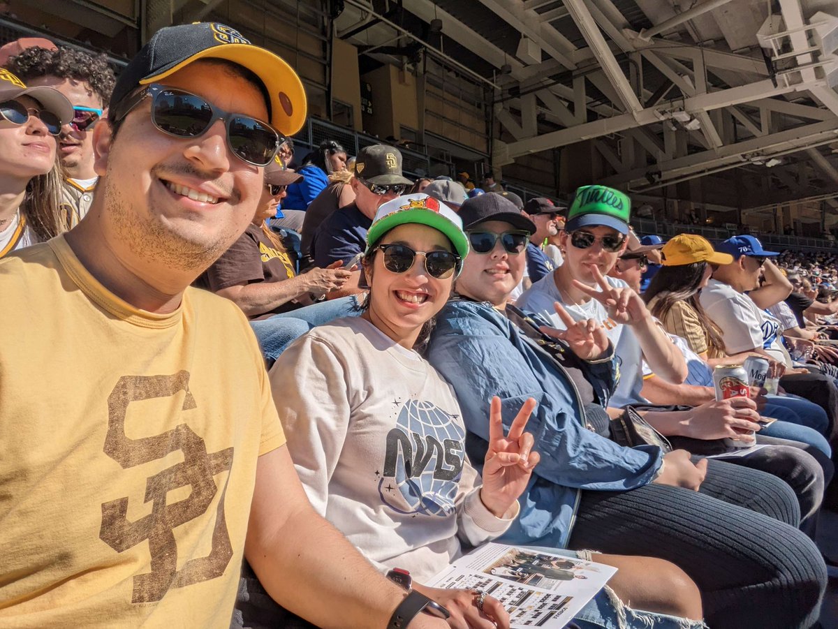 natsudoop's tweet photo. LETS GO PADS! #bringhomethegold https://t.co/YPCXEkYvLl