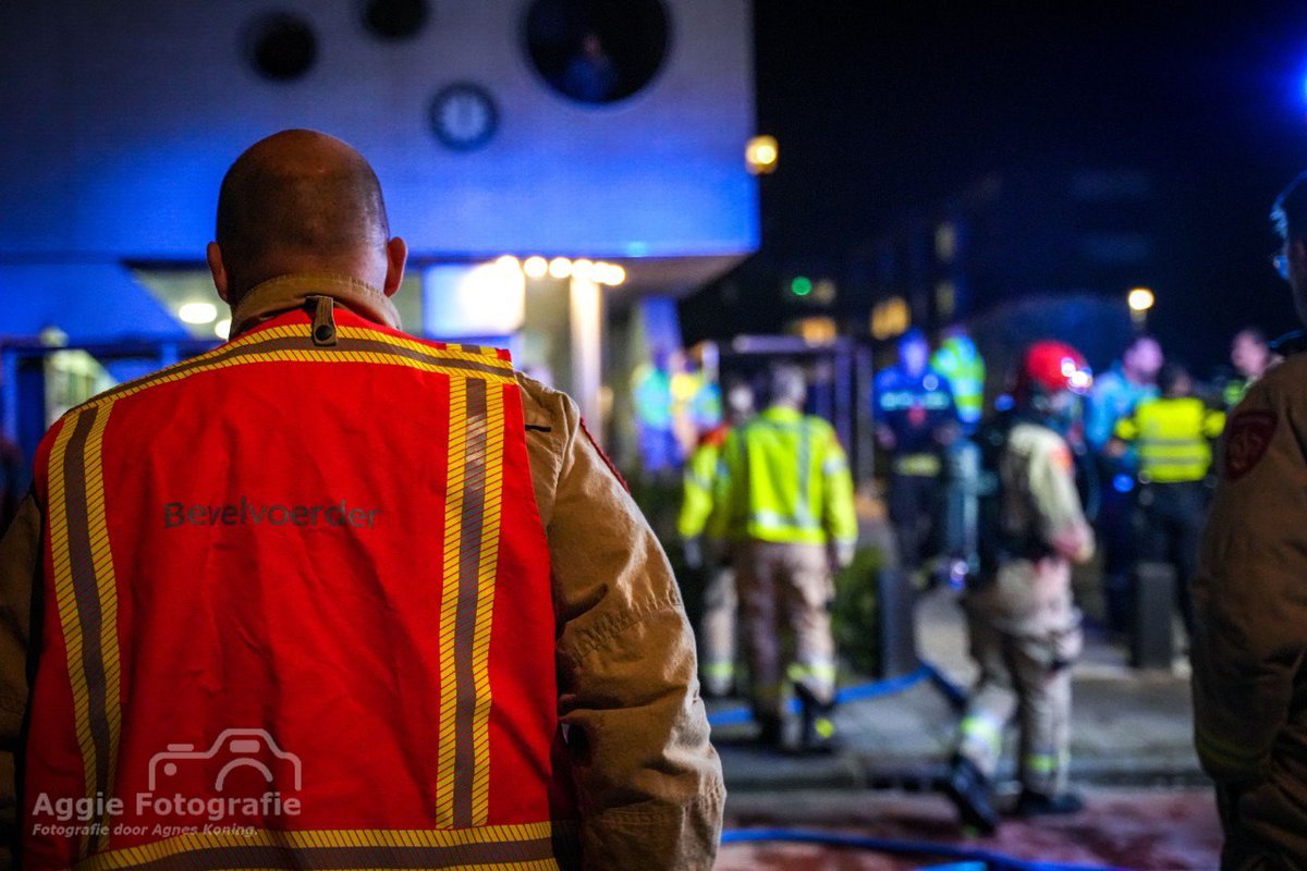 AggieFotografie's tweet photo. Maandag rond 23:30 uur werden de hulpdiensten opgeroepen voor een brand in een wooncomplex aan de Sportlaan in Groningen.
Meer lezen of bekijk de foto's op mijn website!

#brand #Groningen #sportlaan #brandweer #rook #rookontwikkeling #wooncomplex https://t.co/sB1fVeP0yV