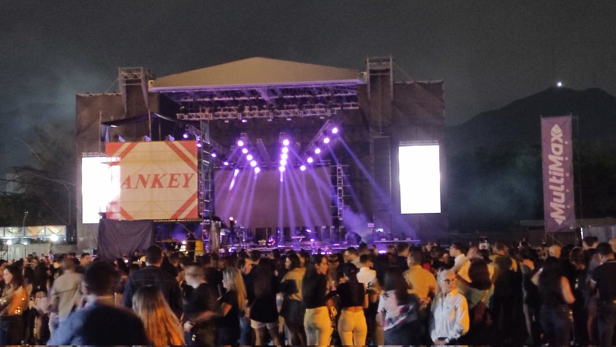 Norsinclair's tweet photo. En el concierto de @MelendiOficial. https://t.co/dHDlOw9Cfh